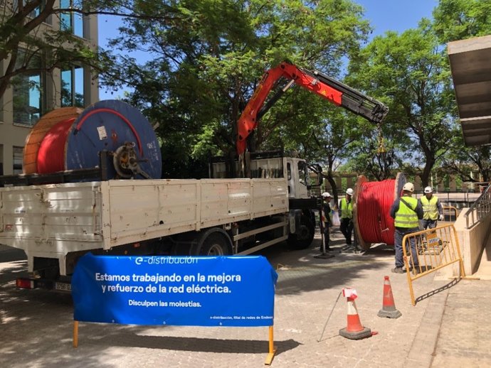Técnicos de Endesa trabajando en Kansas City en la conexión de seis centros de transformación.
