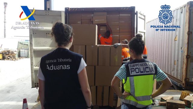 Funcionarios de Vigilancia Aduanera de la Agencia Tributaria y Policía Nacional
