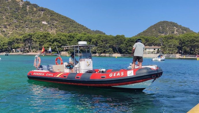 Embarcación del Grupo Especial de Actividades Subacuáticas de la Guardia Civil (GEAS) en Formentor.