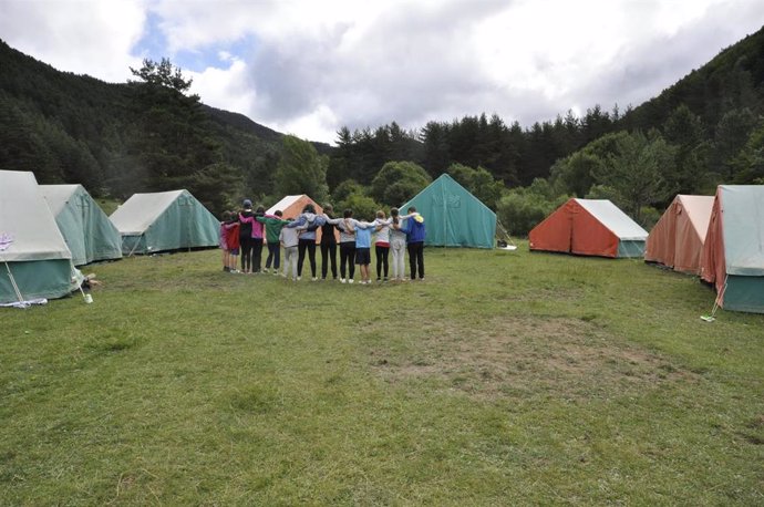 Varios jóvenes en una de las acampadas de este verano.