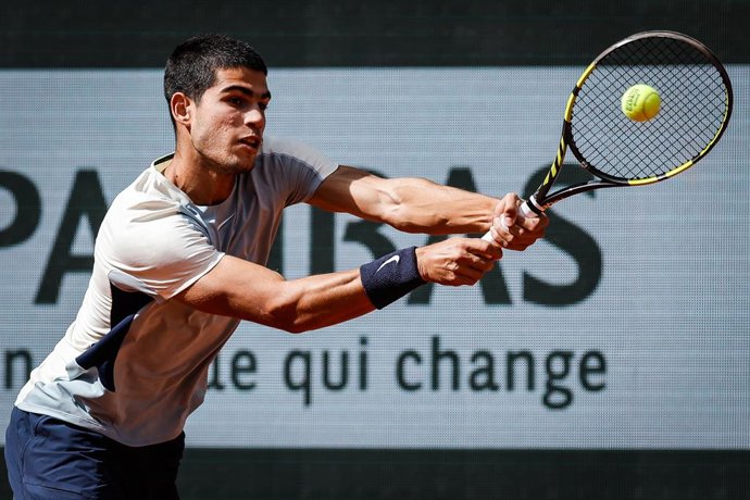 Archivo - 31 May 2022, France, Paris: Spanish tennis player Carlos Alcaraz in action against German Alexander Zverev during their men's singles quarter final tennis match of the Roland-Garros Open tennis tournament at the Court Suzanne-Lenglen. Photo: M