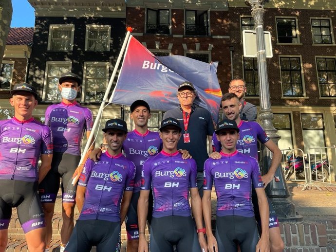 El equipo español Burgos BH en la presentación oficial de La Vuelta 22 en Utrecht (Países Bajos)