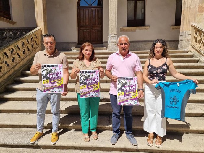 Organizadores, colaboradores de la prueba y representantes de Ariadna en la presentación del Cross de Pelabravo.