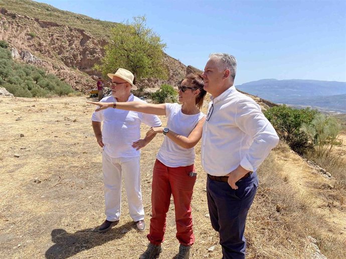 Visita de la Diputación y el Ayuntamiento de Alpujarra de la Sierra al entorno del castillo de El Fuerte, en Yegen