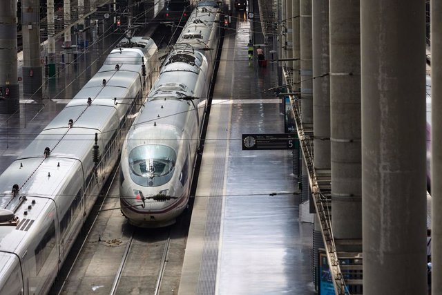 Varios trenes estacionados en la estación de Ave Madrid - Puerta de Atocha, a 12 de agosto de 2022, en Madrid (España). Hoy es el primer día del puente del 15 de agosto y el inicio de vacaciones para las personas que eligen la segunda quincena de agosto