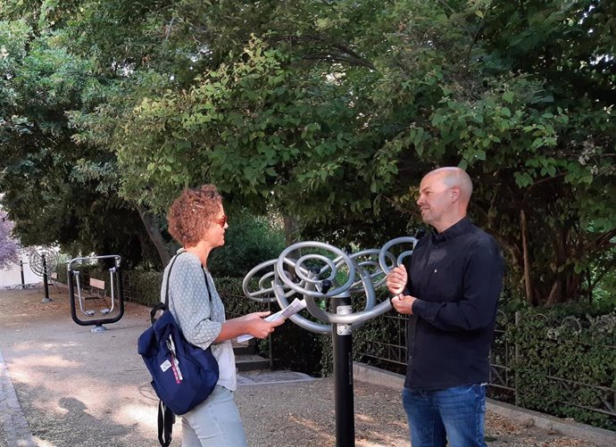 Concejal de Medio Ambiente del Ayuntamiento de Segovia, Ángel Galindo, en los jardines de los Zuloaga revisando los nuevos once elementos instalados para hacer ejercicio al aire libre