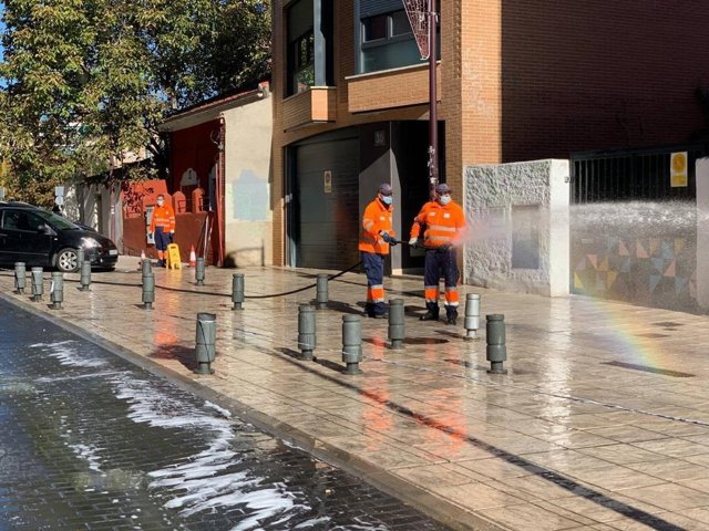 Archivo - Operarios de limpieza en San Sebastián de los Reyes