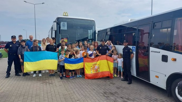 Policía Nacional acoge a 32 menores ucranianos para que disfruten unas vacaciones en Valencia alejados de la guerra.
