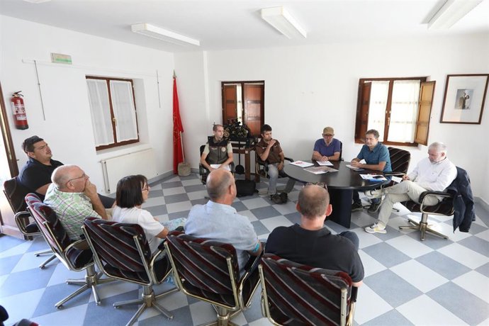 Un momento de la reunión con responsables de las entidades locales para abordar la recuperación de los bosques afectados por los incendios de junio.