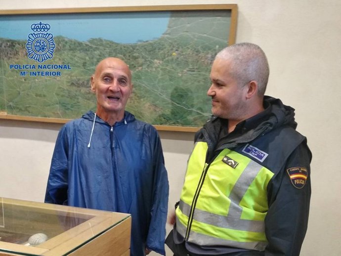 Uno de los peregrinos asistidos con el agente que lo localizó.