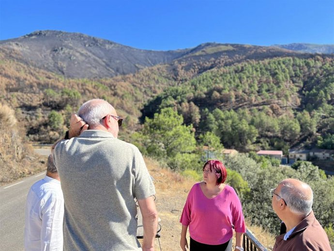La consejera de Agricultura, Begoña García Bernal, visita y se reúne con alcalde de la zonas afectadas por los incencios en Las Hurdes.