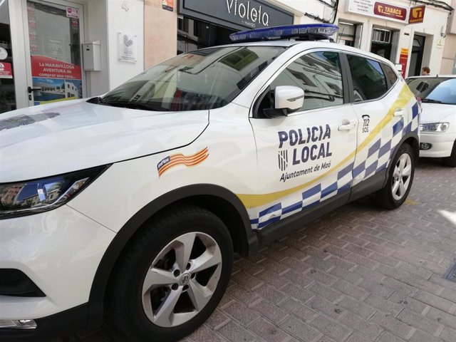 Archivo - Coche de la Policía Local de Mahón.