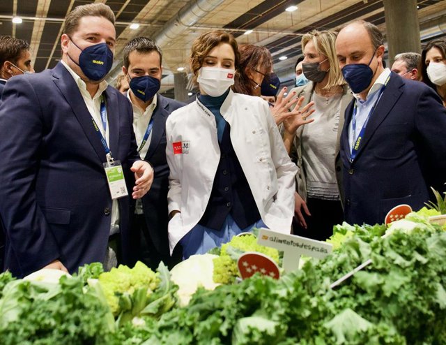 Archivo - La presidenta de la Comunidad de Madrid, Isabel Díaz Ayuso con productos hortofrutículas de la Comunidad de Madrid.