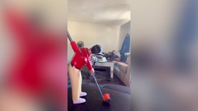 Tras muchos intentos, este hombre logró comerse un aperitivo...¡Lanzado por un juguete!