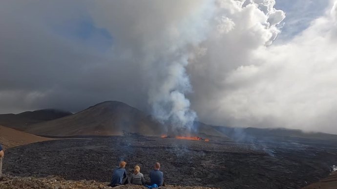 Las espectaculares imágenes de un volcán islandés a vista de dron grabadas por un español