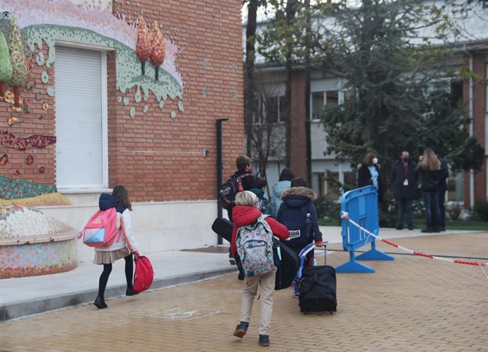Archivo - Varios niños a su llegada al primer día de clase presencial tras la Navidad, en el Colegio Privado Alameda de Osuna, a 10 de enero de 2022, en Madrid, (España). 
