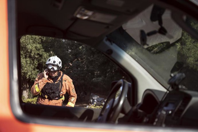 Un bombero trabaja en la zona de Olocau