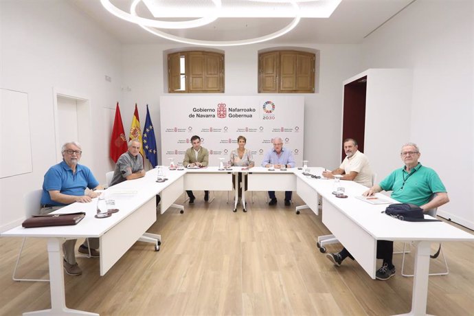 La presidenta de Navarra, María Chivite, el director general de Comunicación y Relaciones Institucionales, Miguel Moreno, y el director gerente del IND, Miguel Ángel Pozueta, junto a representantes de la Asociación Cultural Navarra de Pelota Vasca.