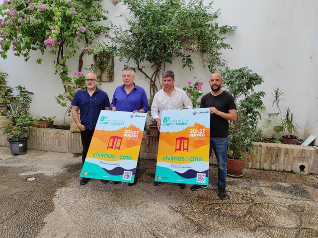 El delegado de Presidencia y Asistencia Económica con los Municipios y Mancomunidades de la Diputación de Córdoba, Rafael Llamas (segundo por la dcha.), en la presentación del Festival de Cine en el Lago de Iznájar.