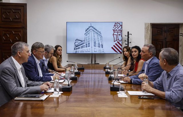 El president de la Generalitat Valenciana, Ximo Puig, preside una reunión con agentes sociales, en el Palau de la Generalitat