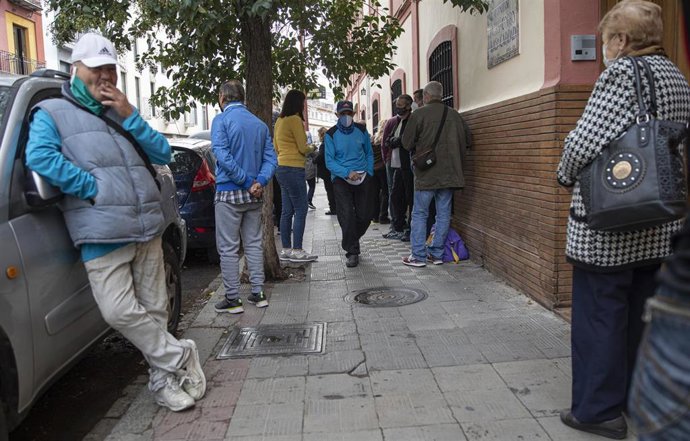 Archivo - Colas en la puerta del comedor social Ntra. Sñra. del Rosario de las Hijas de la Caridad de San Vicente de Paúl en Triana.