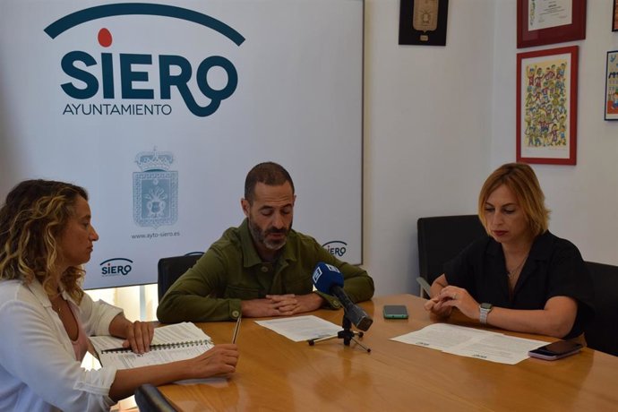 Angel García, en el centro