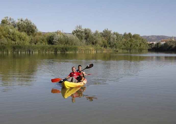 Isabel Albás y Javier Sánchez, de la empresa Guadalquivir Activo, con la ruta en kayak por el río Guadalquivir.