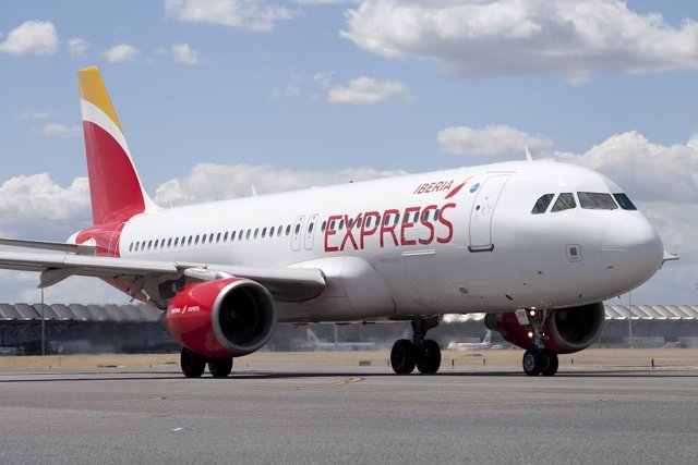 Archivo - Avión de Iberia Express.