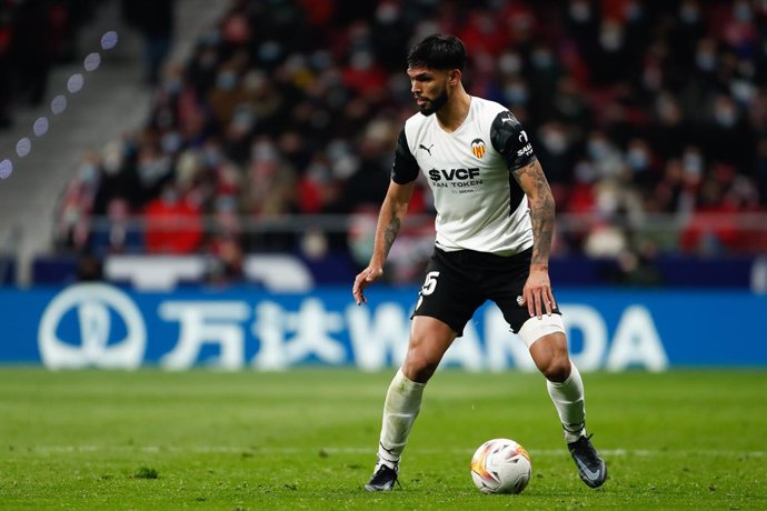 Archivo - Omar Alderete of Valencia in action during the Spanish League, La Liga Santander, football match played between Atletico de Madrid and Valencia CF at Wanda Metropolitano stadium on January 22, 2022, in Madrid, Spain.