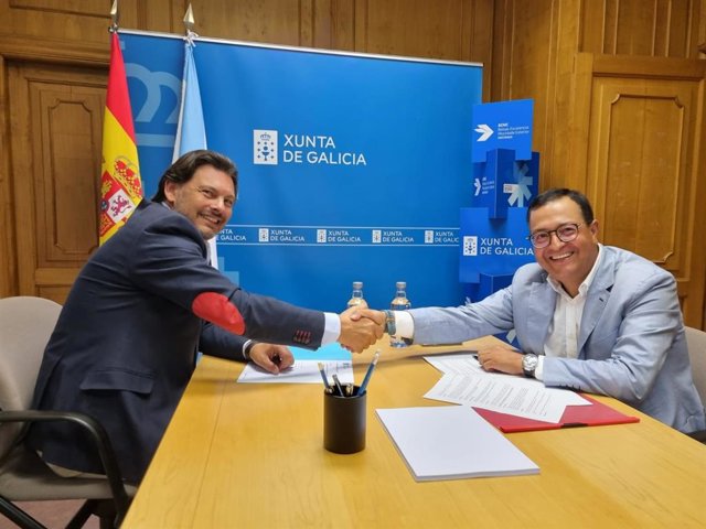 Reunión entre representantes de la Junta y la Xunta para organizar proyectos conjuntos.