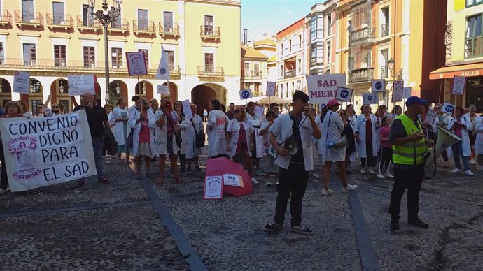 Protesta de trabajadores del Servicio de Ayuda a Domicilio (SAD) en la plaza Mayor de Gijón, frente al Ayuntamiento