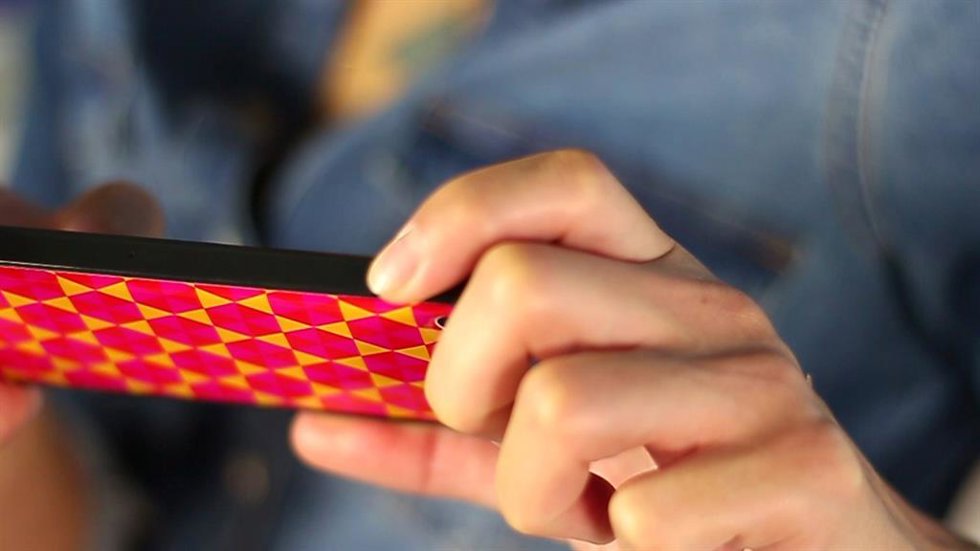 Archivo -     ¿Cansado de no saber dónde poner tu smartphone? ¿Eres de las personas a las que se les cae constantemente o se te desliza el móvil todo el tiempo? Pues Lusstra te trae la solución, unas curiosas y originales fundas que harán que esta pesad
