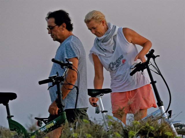 Ana Duato y Miguel Ángel Bernardeau disfrutan de un viaje en bicicleta en Ibiza
