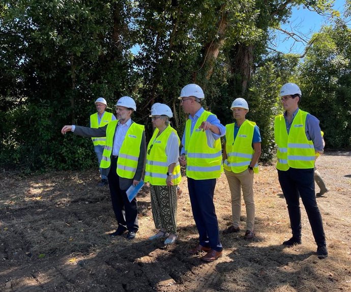 Visita de la alcaldesa de Gijón, Ana González, y el consejero de Salud, Pablo Fernández, y otras autoridades, al inicio de las obras de ampliación del hospital de Cabueñes