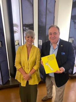 El exprimer ministro escocés Alex Salmond y la consellera de Justicia, Lourder Ciuró.