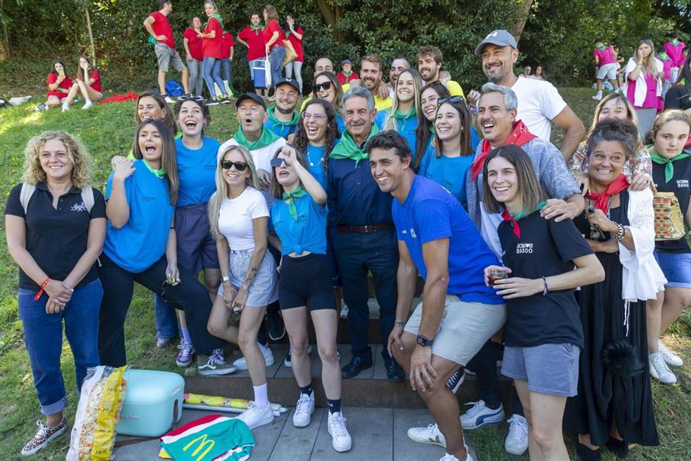 El presidente de Cantabria, Miguel Ángel Revilla, asiste a la comida popular con motivo del Día de las Peñas.