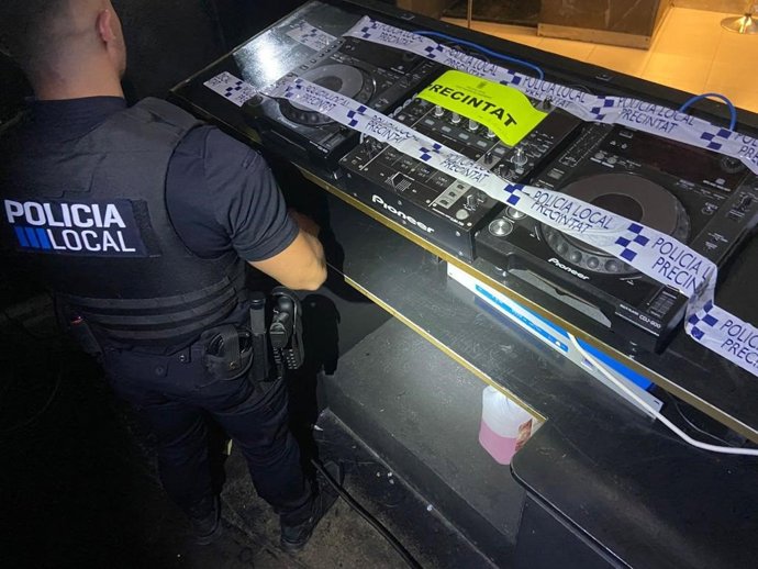 Uno de los equipos de música precintados en Sant Antoni de Portmany.