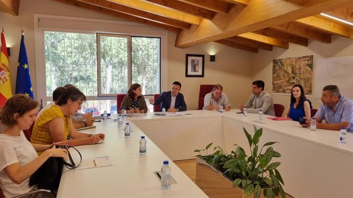 El Conselleiro Do Medio Rural, José González, Ha Mantenido Un Encuentro Con Responsables De Las Comunidades De Los Municipios Ourensanos De Oímbra Y Verín Para Abordar La Situación Tras Los Incendios De Este Verano.