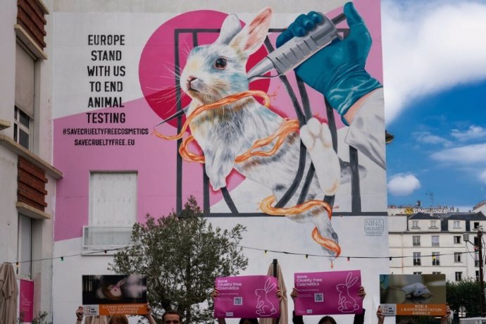 Un mural contra el testeo de cosméticos en animales.