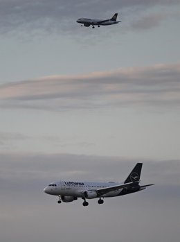 Archivo - 13 July 2022, Hessen, Frankfurt/Main: Two Lufthansa passenger planes land at Frankfurt Airport in the evening. Photo: Arne Dedert/dpa