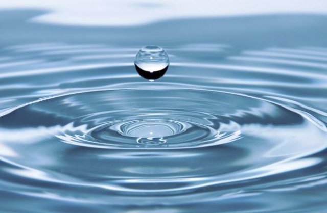 El agua puede cambiar de una forma de líquido a otra más densa