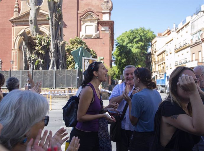 Vecinos celebran la paralización de la tala del ficus centenario.