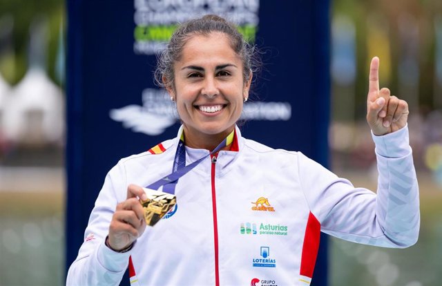 19 August 2022, Bavaria, Munich: Spain's gold medallist Maria Corbera celebrates during the award ceremony of the Women's C1 500m Final Canoe competition at the Olympic regatta facility Oberschleissheim, during the European Championships in Munich. 