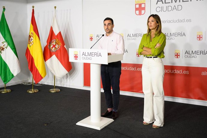 Los concejales del Ayuntamiento de Almería Carlos Sánchez y Ana Martínez Labella.