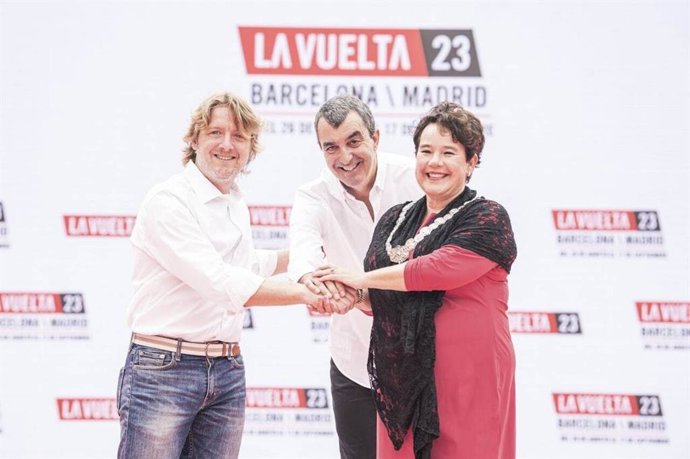 (De Izquierda A Derecha) El Concejal De Deportes Del Ayuntamiento De Barcelona, David Escudé; El Director General De La Vuelta, Javier Guillén; Y La Alcaldesa De Utrecht (Países Bajos), Sharon Dijksma; En El Acto De Este Viernes 19 de agosto de 2022.