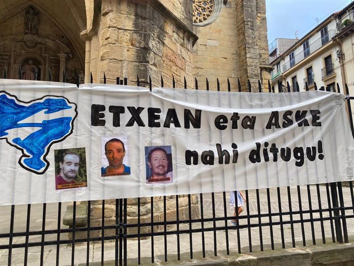Pancarta a favor de la excarcelación de presos de ETA en la Parte Vieja donostiarra.