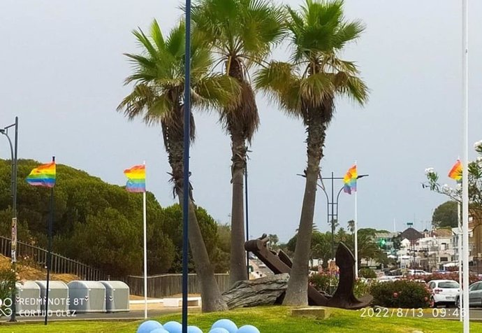 Imagen de las banderas en la rotonda de Matalascañas antes de desaparecer.