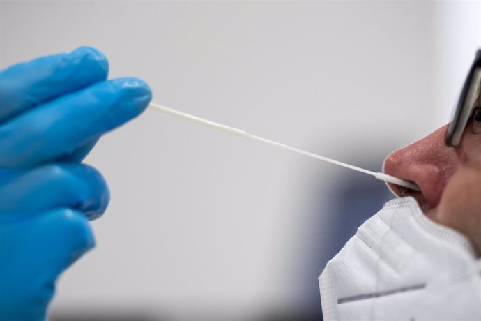 Archivo - 30 June 2022, Berlin: A man is tested for coronavirus at a testing centre. Photo: Christophe Gateau/dpa