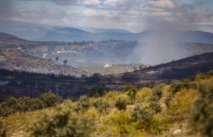 Un helicóptero trabaja en las labores de extinción del incendio forestal que va desde Alcublas hasta las poblaciones de Bejis, Teresa, Toras y Altura