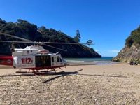 El helicóptero evacua a un bañista en estado grave de una playa de Pechón